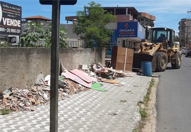 CONTINUAM OS SERVIÇOS DE LIMPEZA E REMOÇÃO DE ENTULHOS PELAS RUAS DO DISTRITO DE ITAIPAVA