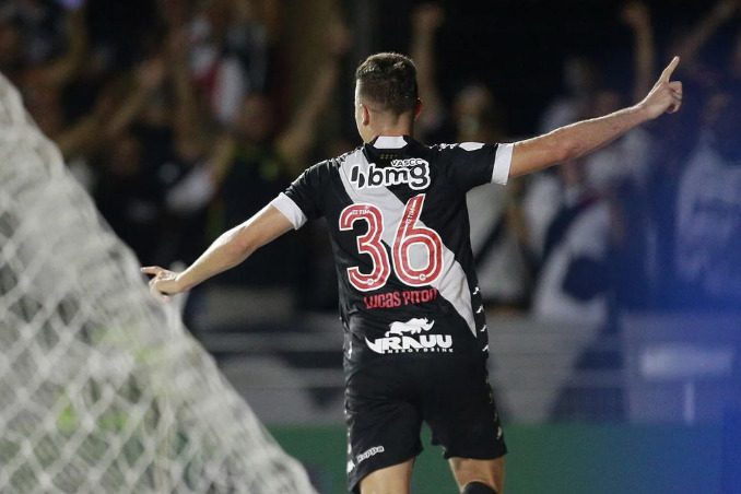 Lucas Piton admite emoção com apoio da torcida do Vasco