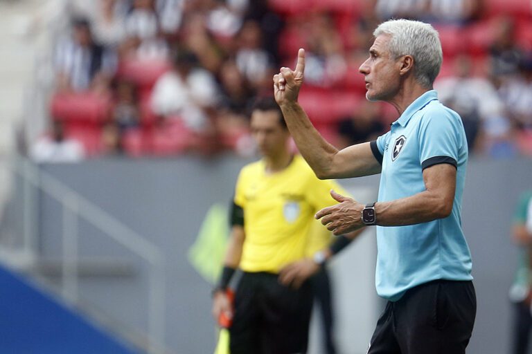 Luís Castro critica arbitragem, mas admite erros na derrota do Botafogo para o Flamengo