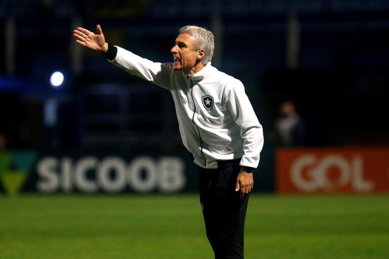 Luís Castro reconhece evolução defensiva nos últimos jogos do Botafogo: “Nos dá estabilidade”