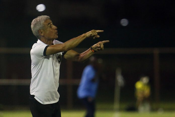 Luís Castro revê decisão de rodar o elenco do Botafogo no Carioca