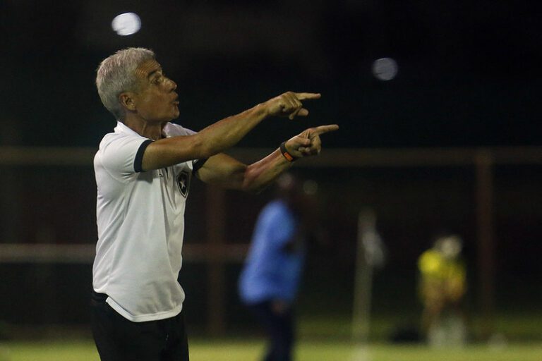 Luís Castro revê decisão de rodar o elenco do Botafogo no Carioca