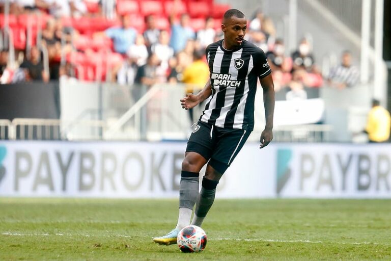 Marlon Freitas destaca atuações do Botafogo antes de clássico contra o Vasco