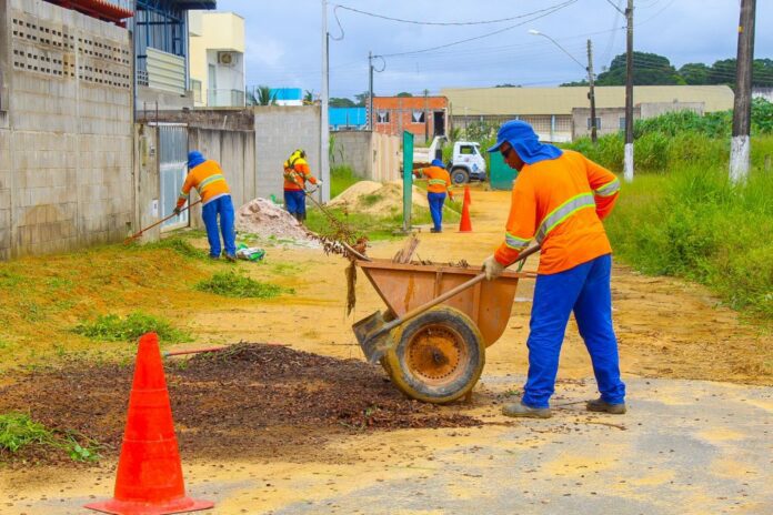Prefeitura realiza serviço de capina e roçada em diversos bairros de Linhares   		