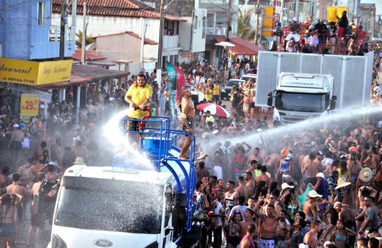 TURISTAS ELOGIAM CARNAVAL DE GURIRI E COMERCIANTES COMEMORAM SUCESSO