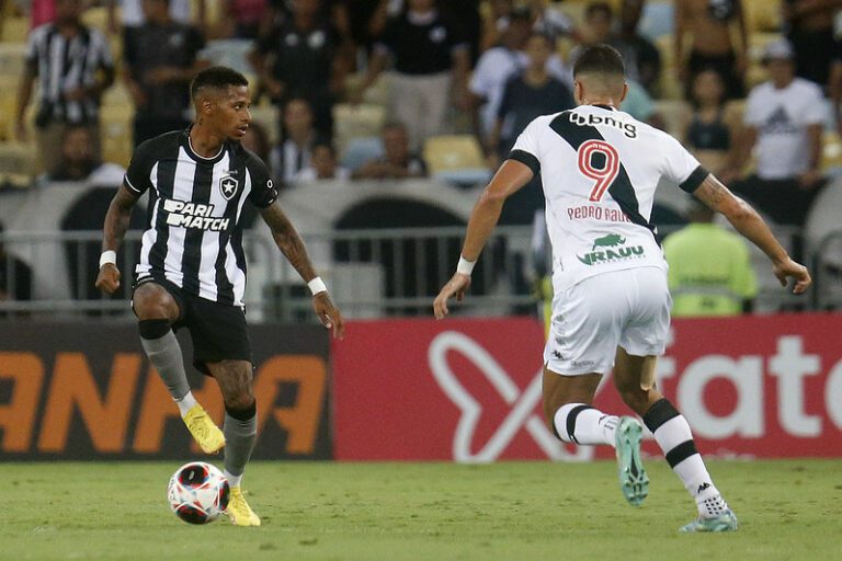 Tchê Tchê lamenta expulsões do Botafogo em derrota no clássico com o Vasco