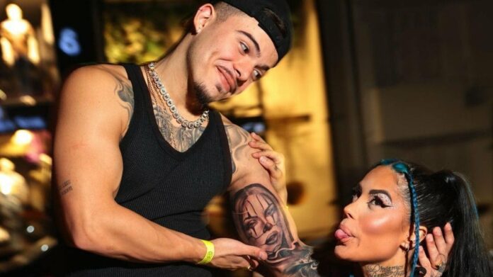 Thomaz Costa faz tatuagem com rosto da namorada Tati Zaqui