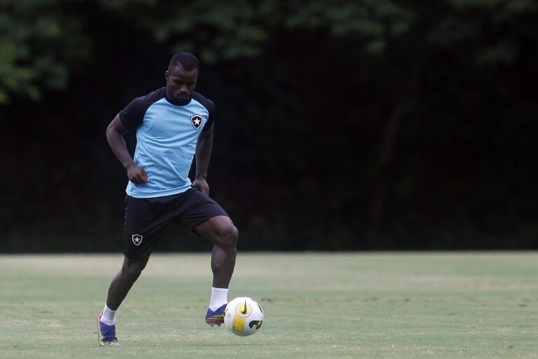 Volante Kayque volta a treinar com bola pelo Botafogo após passar por cirurgia