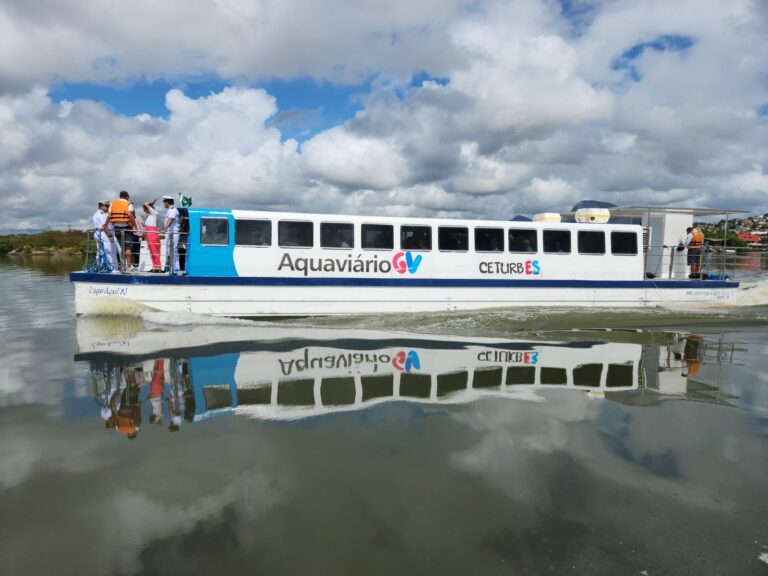 Governador acompanha teste da embarcação do novo Aquaviário