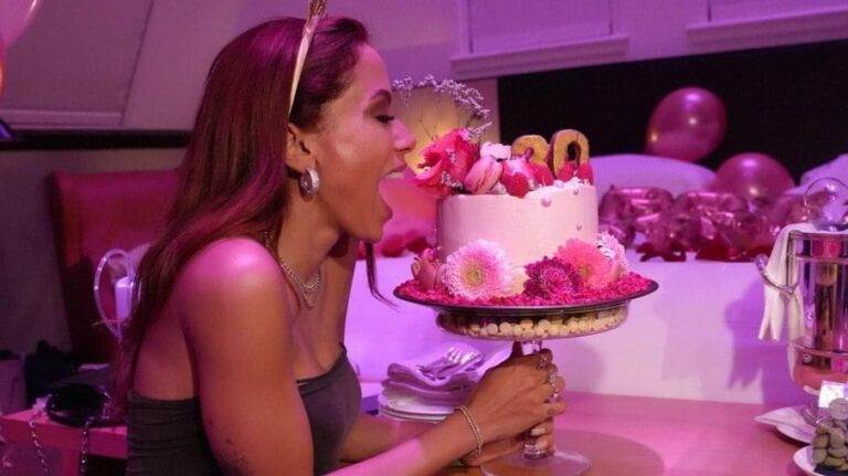 Anitta trintou! Famosos homenageiam a cantora em seu aniversário
