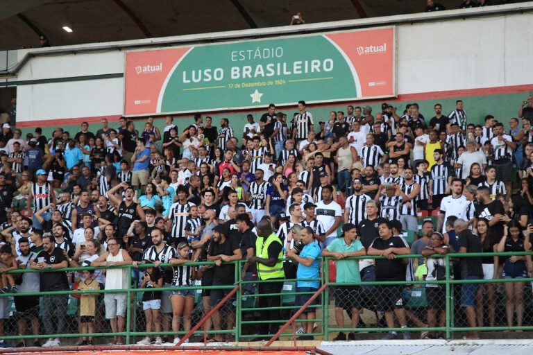 Árbitro relata arremesso de copo pela torcida do Botafogo após empate na Taça Rio