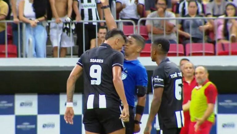 Atacante do Botafogo, Tiquinho Soares é suspenso após “cabeçada” em árbitro