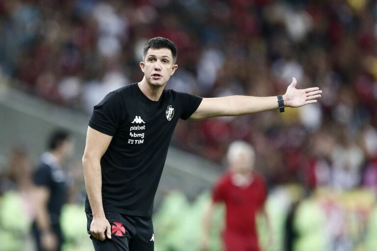 Barbieri lamenta falta de efetividade do Vasco contra o Flamengo: “O domínio era nosso”