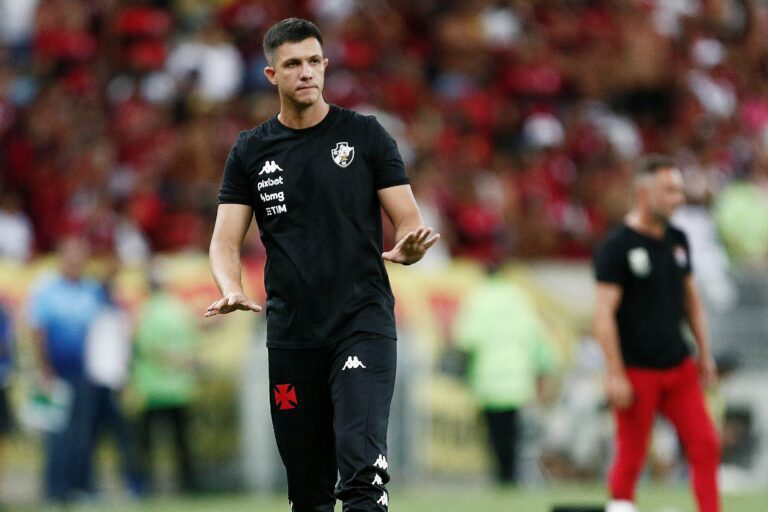 Barbieri vibra com vitória do Vasco, mas prega “pés no chão”
