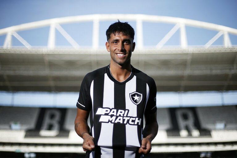 Botafogo confirma acerto por empréstimo com lateral Leonel Di Plácido, do Lanús-ARG