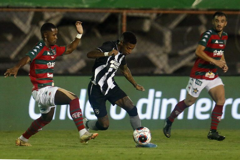 Botafogo empata sem gols com a Portuguesa-RJ no jogo de ida da semifinal da Taça Rio