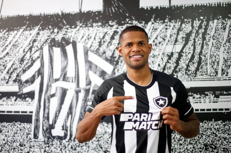 Botafogo oficializa as contratações de Júnior Santos e Diego Abreu