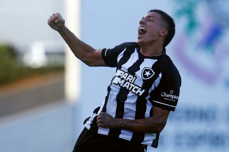 Carlos Alberto celebra primeiro gol pelo Botafogo: “Um sonho realizado”