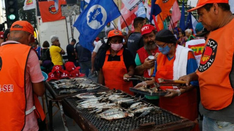 Força Sindical oferece churrasco de sardinha em São Paulo em protesto contra juros altos