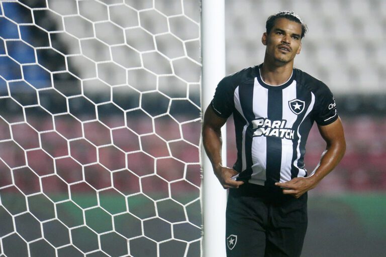 Danilo Barbosa vira dúvida no Botafogo para duelo contra Portuguesa-RJ