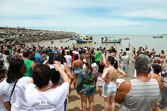 Marataízes: tradicional Procissão Marítima encerra a Festa das Canoas 2023