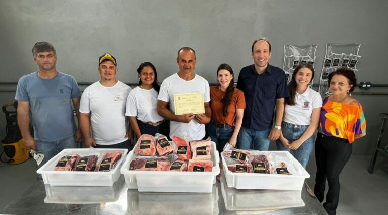 Fábrica de produtos cárneos recebe certificado de registro do Serviço de Inspeção da Prefeitura de Linhares   		
