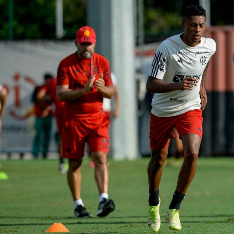 Bruno Henrique retorna aos treinos com elenco do Flamengo após se recuperar de lesão no joelho