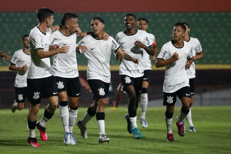 Corinthians faz quatro no primeiro tempo e goleia o Flamengo em estreia no Brasileirão sub-20