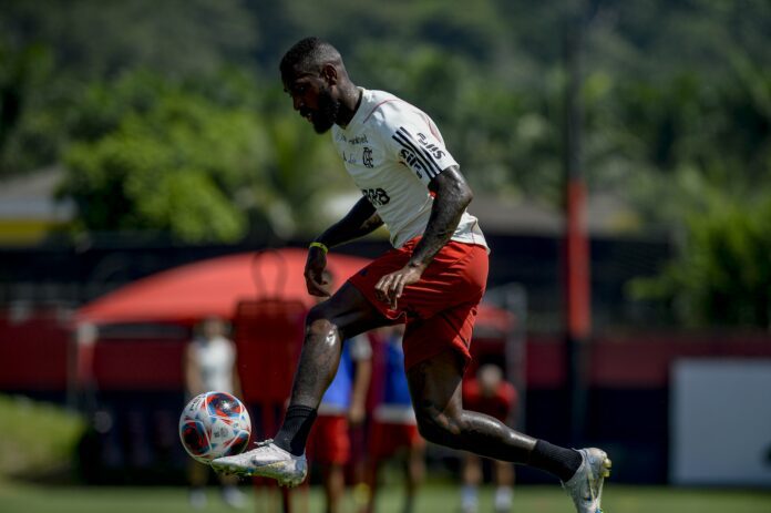 Gerson deve retomar titularidade do Flamengo no clássico contra o Vasco