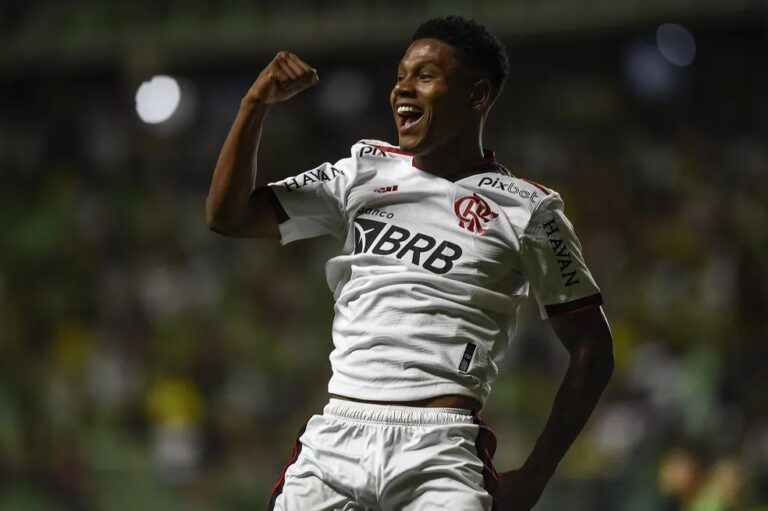Matheus França volta a ganhar espaço no Flamengo e recebe elogios de VP