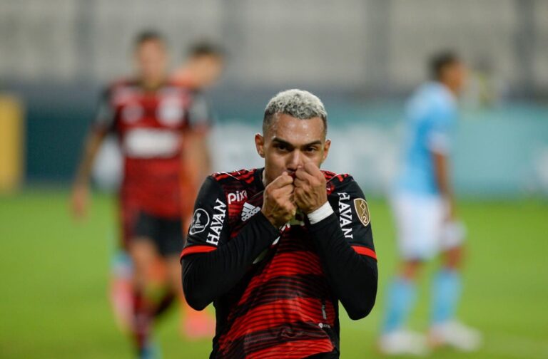 Matheuzinho sofre fratura na tíbia e desfalcará o Flamengo