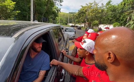 Membros de organizada do Flamengo vão ao Ninho do Urubu protestar contra elenco