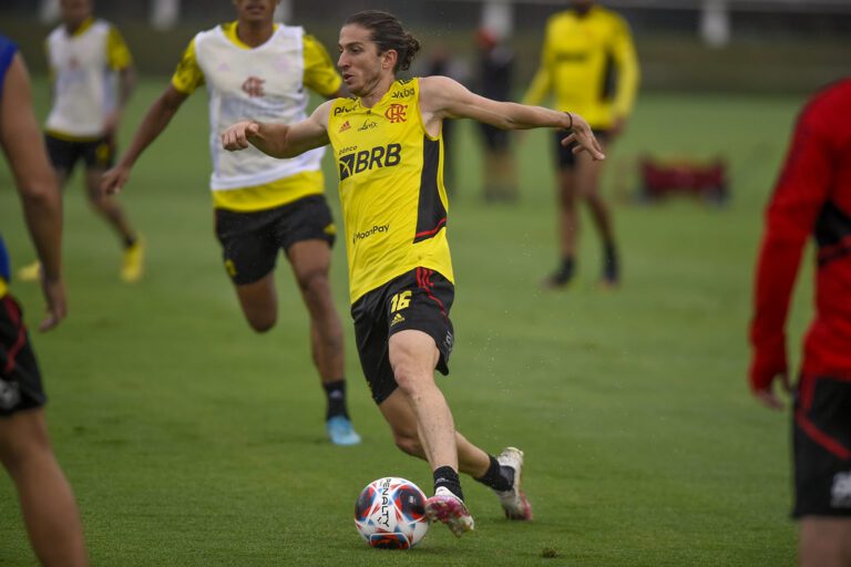 Recuperado de lesão, Filipe Luís volta a treinar no Flamengo