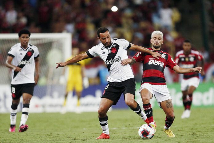 Vítor Pereira fala sobre pressão após derrota para o Vasco