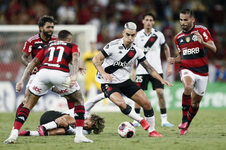 Flamengo bate Vasco em clássico com cinco gols e abre vantagem na semi do Carioca