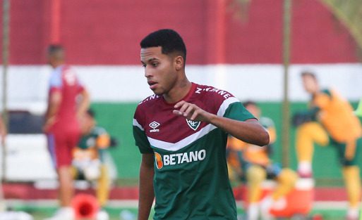 Alexsander admite surpresa com rápida adaptação no profissional do Fluminense