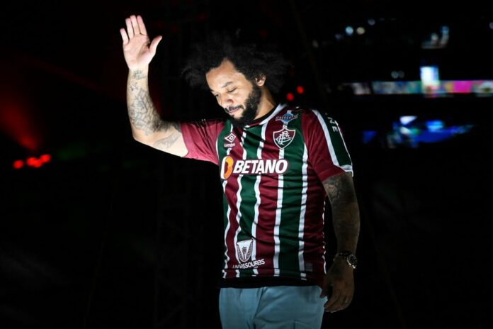 Com muita festa, Marcelo é apresentado à torcida do Fluminense no Maracanã