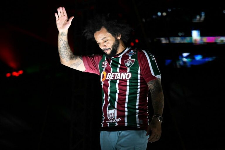 Com muita festa, Marcelo é apresentado à torcida do Fluminense no Maracanã