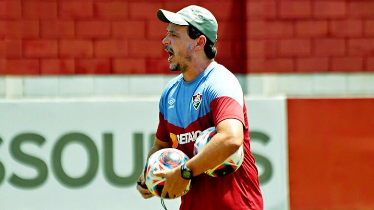 Fernando Diniz rasga elogios ao atacante Lelê, do Volta Redonda