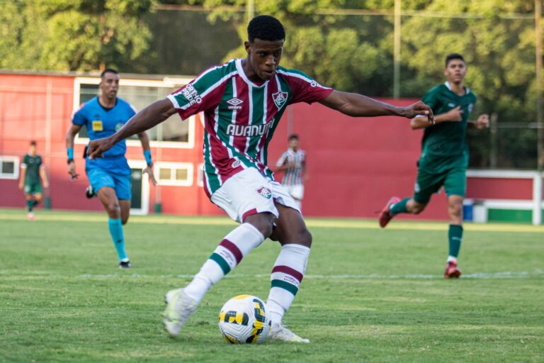 Fluminense acerta renovação de atacante Marcão, joia da base