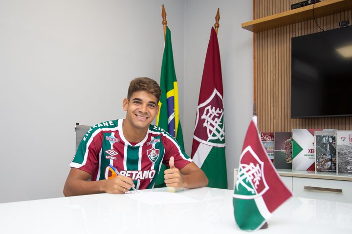 Fluminense acerta renovação de joia da base João Neto