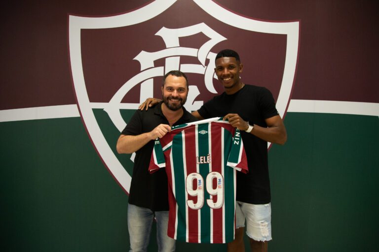 Fluminense anuncia oficialmente a chegada de Lelê; atacante usará camisa 99