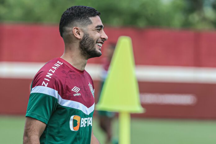 Meia Michel Araújo, do Fluminense, está na mira de clube uruguaio