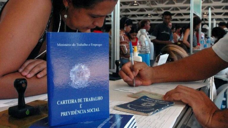 Empregos com carteira assinada crescem menos