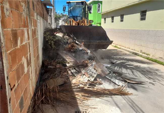 ENTULHOS SÃO RETIRADOS DAS RUAS DE CAMPO ACIMA, GRAÚNA E DA VILA