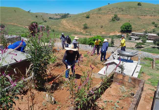 PREFEITURA DE ITAPEMIRIM INTENSIFICA SERVIÇOS DE LIMPEZA 