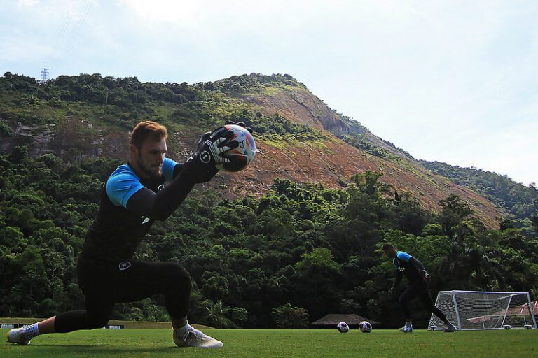 Lucas Perri analisa momento do Botafogo e mostra confiança para sequência da temporada