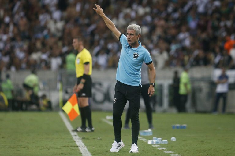 Luís Castro assume culpa por eliminação do Botafogo no Campeonato Carioca