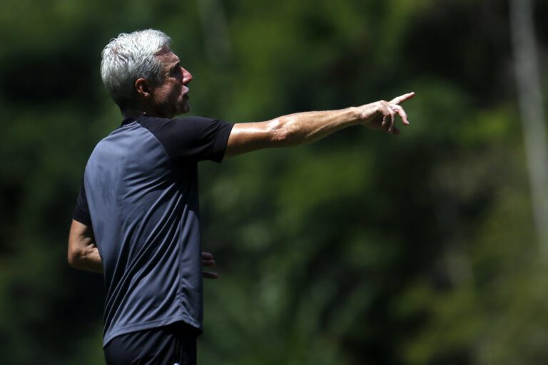Luís Castro entende vaias da torcida na vitória do Botafogo contra o Resende