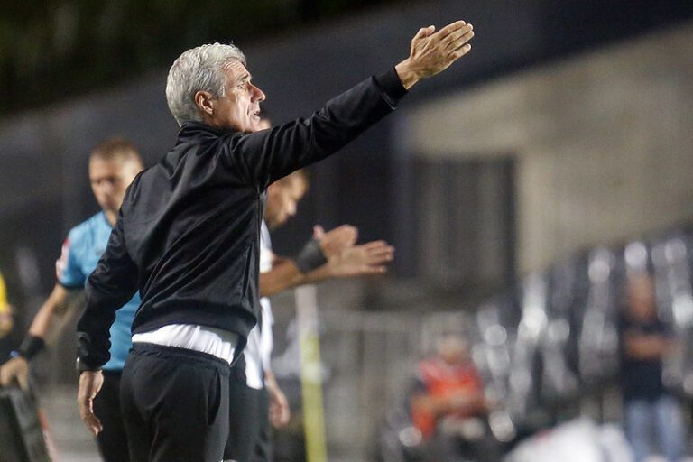 Luís Castro lamenta impossibilidade de utilizar o Nilton Santos: “Temos enfrentado longas distâncias”
